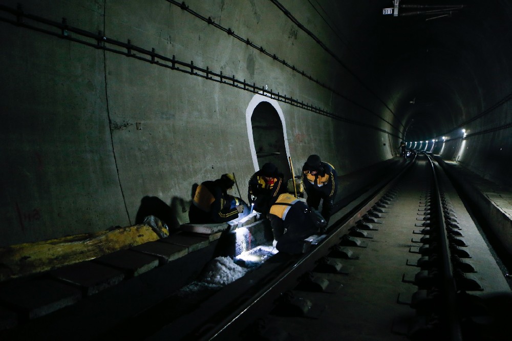 呼玛铁路运营隧道病害现状